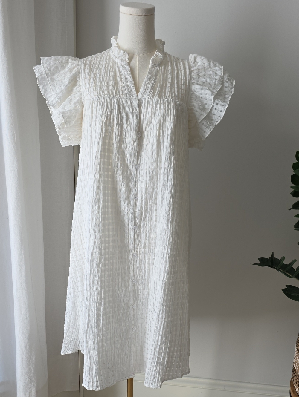 DAVI & DANI White Textured Ruffle Sleeve Mini Dress